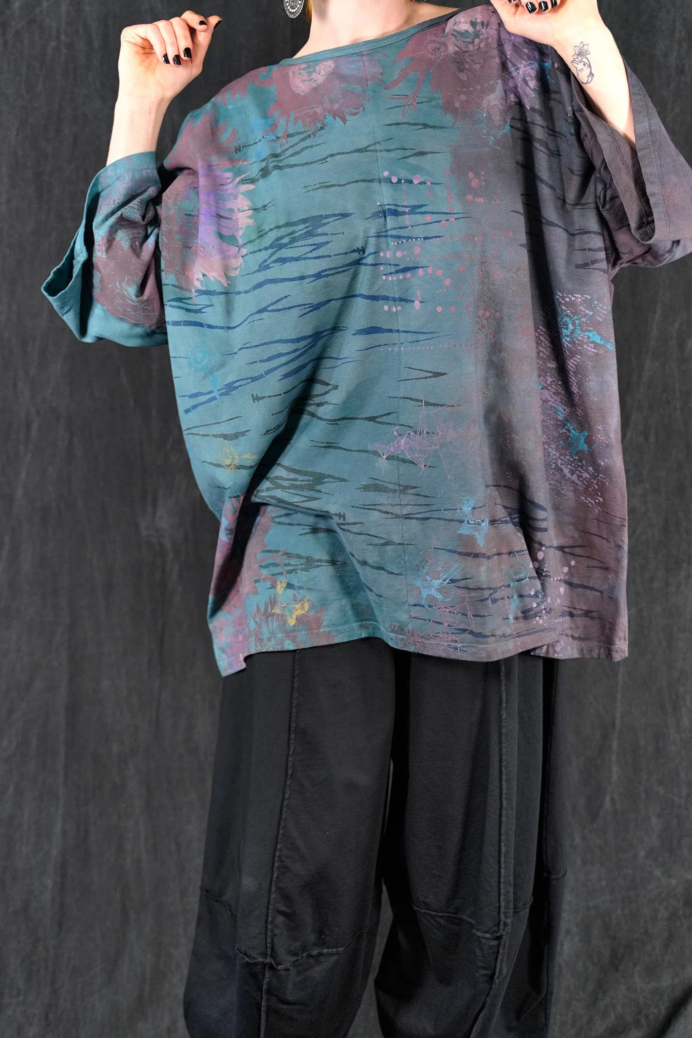 1236HD Line Tee Rock Mineral/Seaflower 31"
