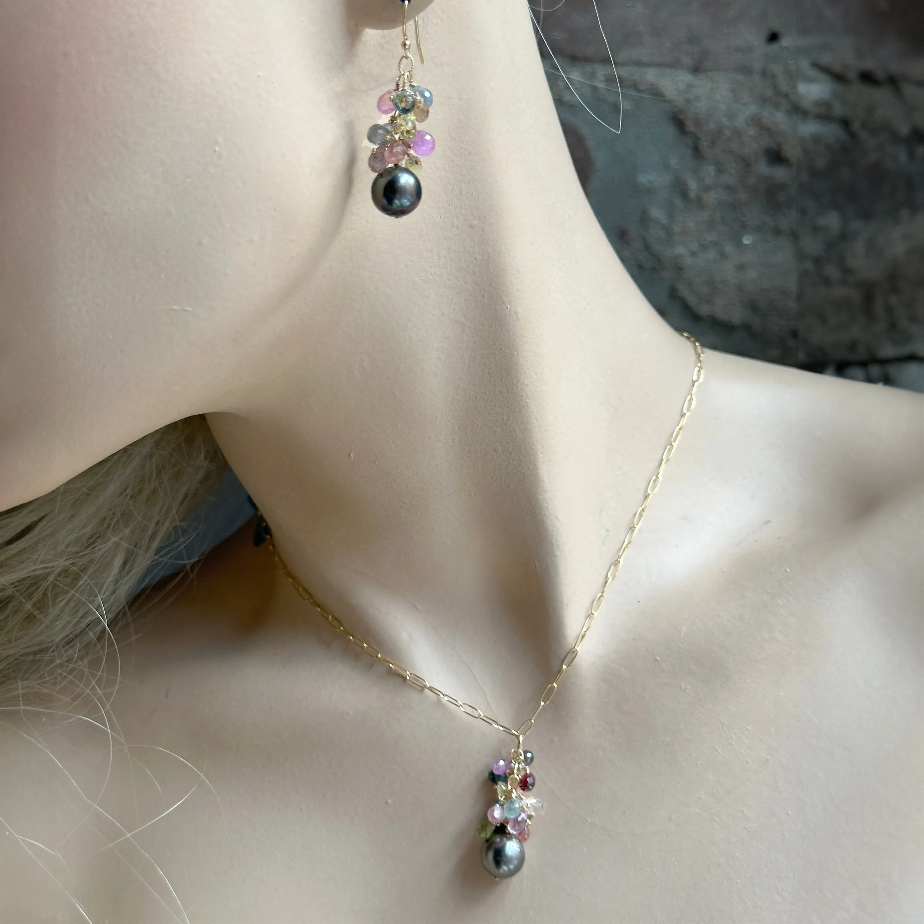 Sapphire with Black Tahitian Pearl Gold Necklace