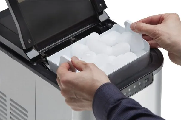 Shows very Light use, no box, tested! Danby 2 lb Ice Maker DIM2500SSDB! Retails $195 